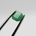 Natural Emerald of 0,88 carat - medium toned green with Gemlab certificate