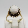 Beautiful 9kt Gold Opal ring with garnets - weighs 3,0g - Size N