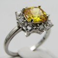 Sterling Silver ring with bright yellow stone - stunning - Size S - 4,1g