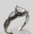 Stunning Sterling Silver ring with clear stones - Size Q - 3,7g