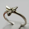 Sterling Silver ring with cute bee design - Size Q - 1,9g