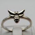 Sterling Silver ring with cute bee design - Size Q - 1,9g