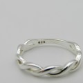 Sterling Silver ring with twisted design - Size N - 1,9g