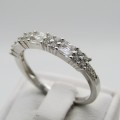 Stunning Sterling Silver ring with clear stones - Size Q - 2,4g