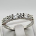 Stunning Sterling Silver ring with clear stones - Size Q - 2,4g