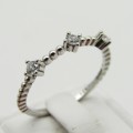 Sterling Silver ring with three clear stones - Size Q - 1,3g