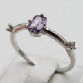 Sterling Silver ring with two clear stones and one purple stone - Size R - 2,2g