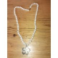 Stunning pearl necklace with sliver tone floarl pendant