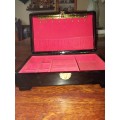 Nice condition oriental lacquer ladies jewelry box