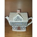 Collectable Sadler Tudor tea pot