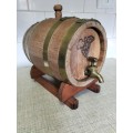A VINTAGE OAK AND BRASS COUNTER TOP WINE VAT