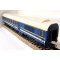 LIMA HO: Upmarket Blue Train Composite Coach with Chrome Windows in very good boxed condition(Italy)