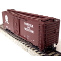 ATHEARN HO:  N&W 40` Box Car with Sliding Doors in Good un-boxed and Used condition.(USA)