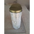 Biscuit tin - white / gold