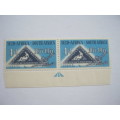 UNION - 1953 CENTENARY OF CAPE TRIANGULAR - ARROW BLOCK OF 2 WITH `BROKEN KNEE` VARIETY - MNH