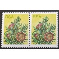 **RARE** RSA - 1977 3rd DEFIN ISSUE `PROTEAS` - 6c - PAIR WITH VARIETY `6c VALUE OMITTED` - MNH