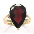 STUNNING 9CT SOLID YELLOW GOLD GARNET AND DIAMOND RING (INVEST NOW IN GOLD JEWELLERY)
