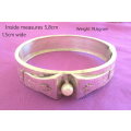A VICTORIAN SILVER BANGLE WITH A PEARL  19,6 gram