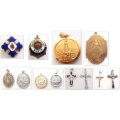 A LOT OF 12 RELIGIOUS MEDALLIONS AND CRUCIFIXES