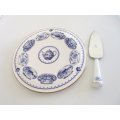 A ROYAL WORCESTER PLATTER WITH A CAKE LIFTER / KNIFE---Both perfect condition