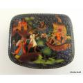 AN INTRICATE DETAILED HAND PAINTED RUSSIAN TRINKET BOX----SIGNED