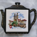 Classy French Villeroy and Boch porcelain and cast iron pot stand in shape of a kettle: Spotless