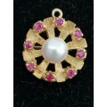 A Beautiful 18ct Gold and Ruby Pendant/Pin