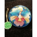 BEAUTIFUL VINTAGE JAPANESE CLOISSONE BROOCH DEPICTING AN ORCHID