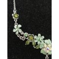 A PRETTY,VINTAGE ENAMELED NECKLACE AND EARRING SET