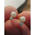 18ct yellow gold earrings set with pearls and small round cut diamonds . Ttl weight 1.7g pearl,5mm.
