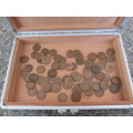 CIGAR BOX CONTAINING FARTHINGS THREE PENCE VARIOUS YEARS 1940-1950
