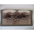 BOER WAR - STEREOSCOPE CARD - CORRESPONDENTS SCRUTINIZING A HUT IN THE BOER LAAGER 1900