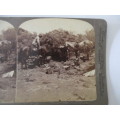 BOER WAR - STEREOSCOPE CARD - CORRESPONDENTS SCRUTINIZING A HUT IN THE BOER LAAGER 1900