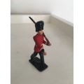 VINTAGE LEAD  QUEENS GUARD SOLDIER - 5  1/2cm TALL RARE