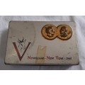 **ORIGINAL- WW2 Jan and Isie Smuts South African New Year 1945 Chocolate Tin. (12cm x 9cm)**