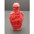 **EXQUISITE : Mid- 20th Century Chinese `Tang Pattern` Resin  Snuff Bottle w/ Spoon (9cm x 4,5cm).**