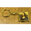 KEYRING x 1 - MONA LISA PAINTING ON COVER of POWDER PUFF + MIRROR KEY RING AS SEEN!!