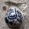 DELFT JUG. Oude Molen porcelain factory. Floral pattern in Delfts blue. Height: 15 cm.