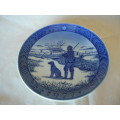 ROYAL COPENHAGEN YEAR PLATE 1977 DEPICTING HUNTER WITH DOG BY IMMERVAD BRIDGE