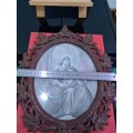 STUNNING ANTIQUE OVAL CARVED WOODEN FRAME..(JESUS ND CHILD BLACK ND WHITE PHOTO