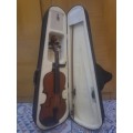 VIOLIN (COMES WITH VIOLIN BOW)  (SELLING AS PER PICS) (NEEDS SOME ATTENTION)