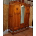 WOW ABSOLUTELY SPECTACULAR LARGE VINTAGE/ANTIQUE 3 DOOR WARDROBE - IN SHOW ROOM CONDITION!!!!