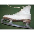A PAIR OF VINTAGE ICE SKATE SHOES SIZE 10 - WILL MAKE STUNNING HOME DECOR!!