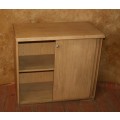 A STUNNING OAK FINISHED SLIDING DOOR FILING CUPBOARD OR TO PUT A BOOK COLLECTION