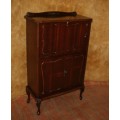 A GORGEOUS ENGLISH STYLE QUEEN ANNE LIQOUR CABINET WITH FANTASTIC INLAY WORK AND BEAUTIFUL CARVED