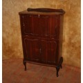 A GORGEOUS ENGLISH STYLE QUEEN ANNE LIQOUR CABINET WITH FANTASTIC INLAY WORK AND BEAUTIFUL CARVED
