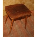 A CUTE SQUARE VINTAGE WOODEN SIDE TABLE