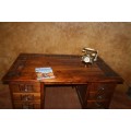 A STUNNING VINTAGE PROPER 1970'S  6 DRAW EXECUTIVE DESK,  WITH BEAUTIFUL CARVINGS
