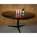 A FANTASTIC ROUND TABLE 6 TO 8 SEATER WITH STEEL LEGS - PERFECT FOR THE PATIO - OR A EXTRA TABLE
