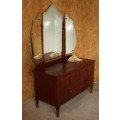 A MAGNIFICENT ANTIQUE OAK DRESSING TABLE WITH LOTS OF BUNN DETAIL WITH 3 DRAWERS - STUNNING PIECE!!!